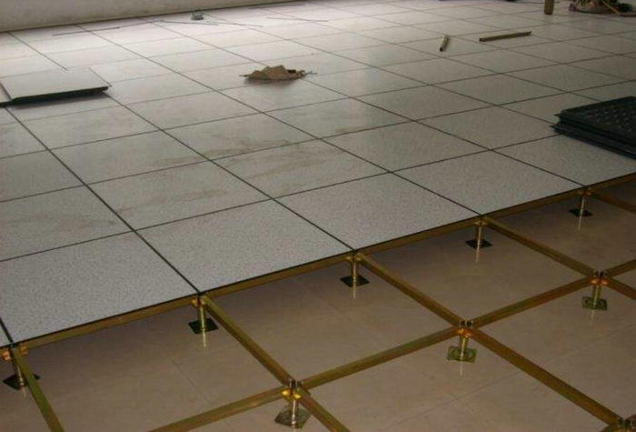 哪些因素會造成全鋼網絡地板開裂呢？