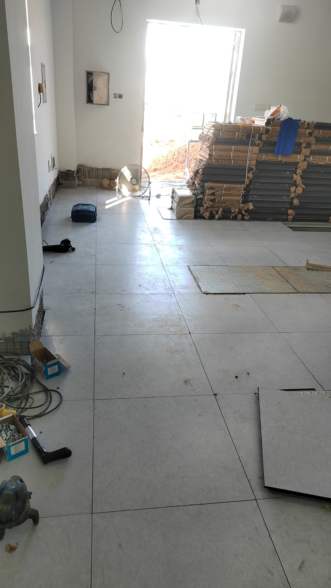 靜電地板鋪設(shè)多少錢一平米？